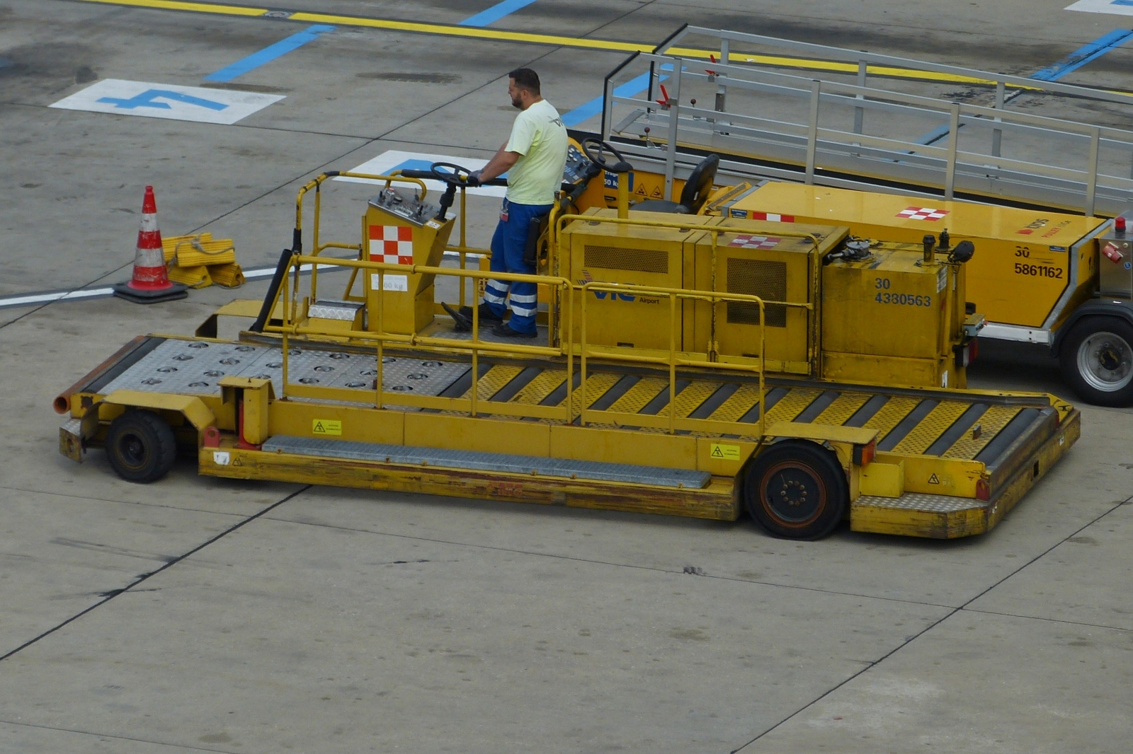 Vorfeldfahrzeug, Fahrbares Frderband um Container oder Gepck aus oder in den Flieger zu befrdern. Flughafen Wien. 06.2023 