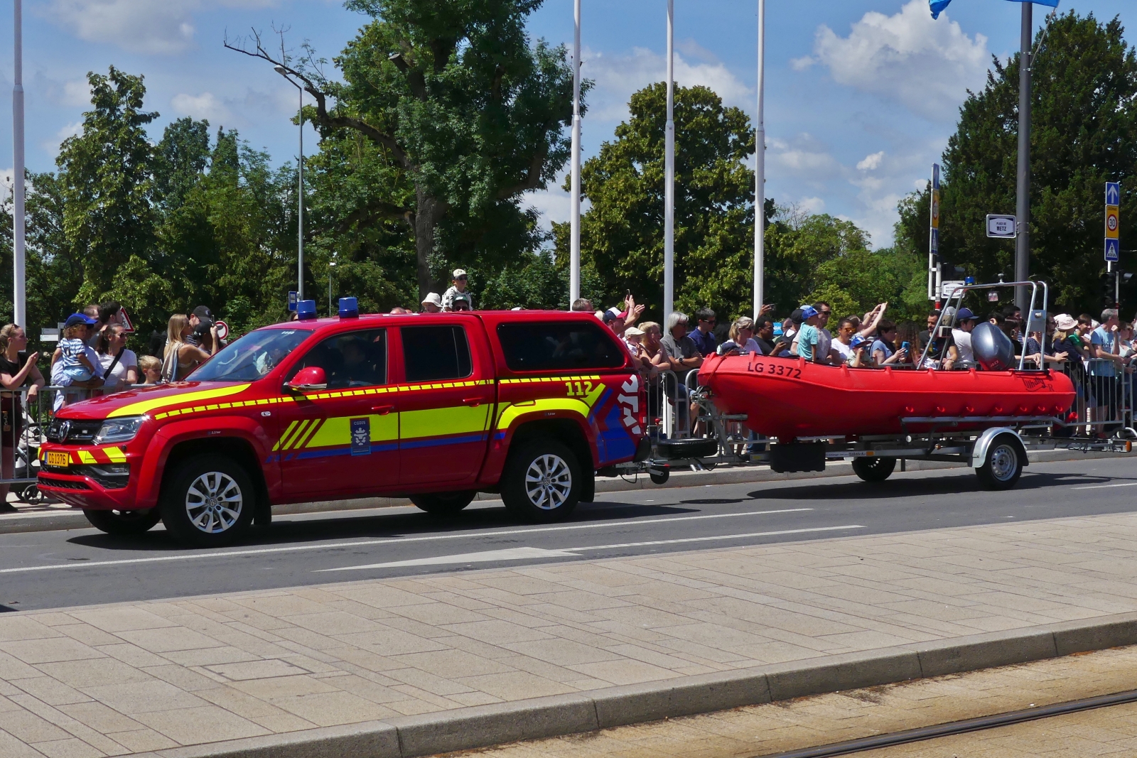 VW Amarok, mit einem Rettungsboot auf dem Anhänger des CGDIS, war bei der Militärparade in der Stadt Luxemburg mit dabei. 23.06.2023.