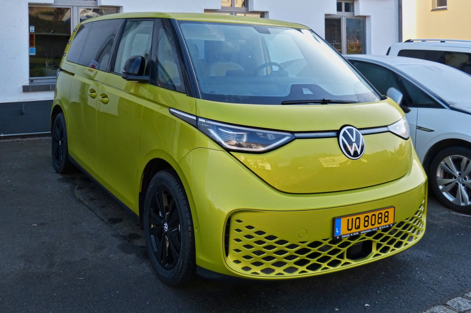 VW ID Buzz, steht bei einem Vertragshändler zur Probefahrt bereit. 17.12.2022

