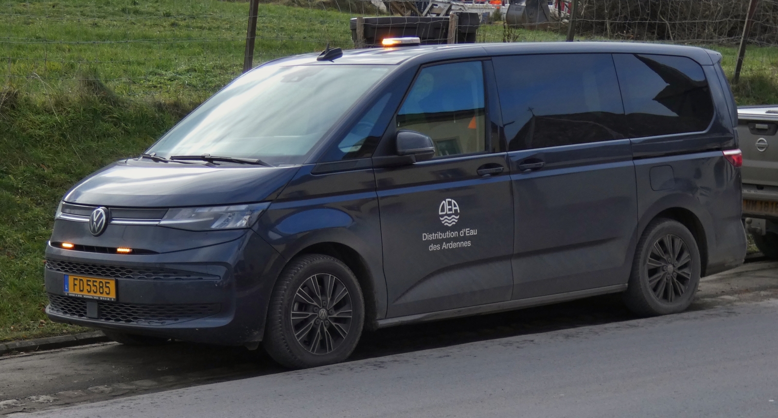 VW Multivan, vom DEA, stand nahe einer Baustelle. 01.2026