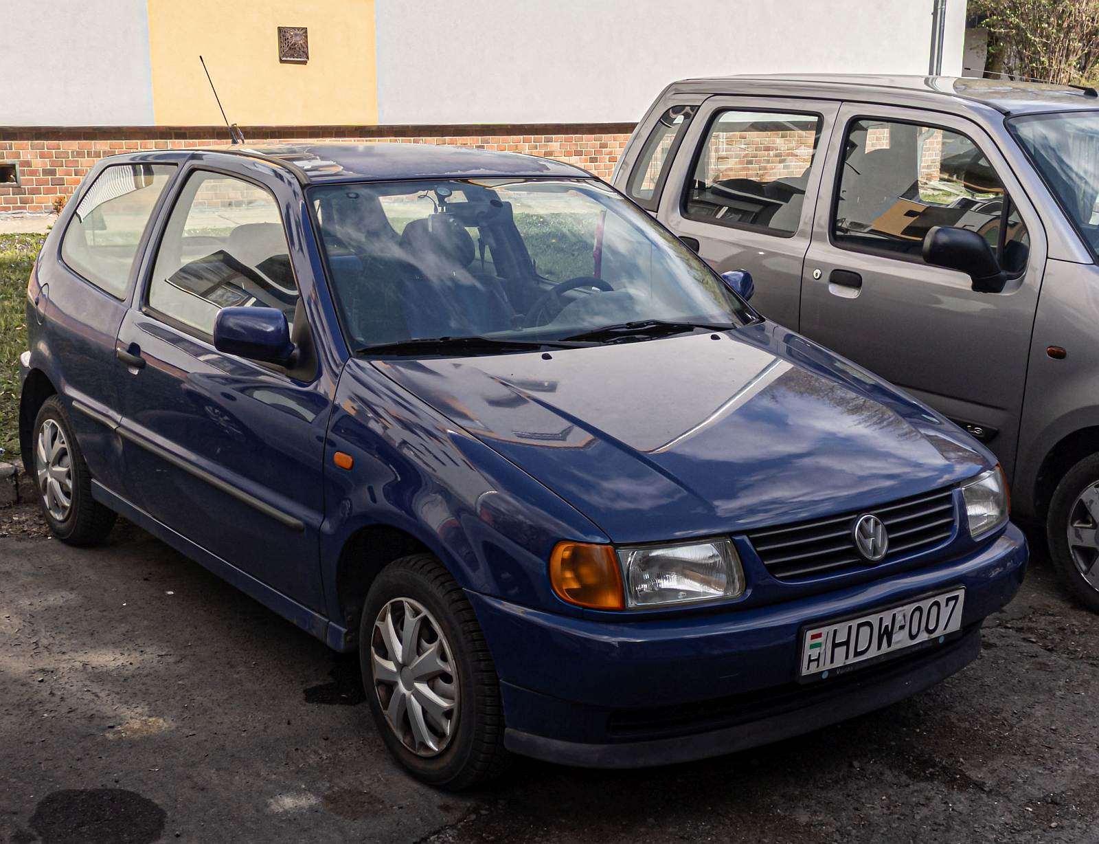 VW Polo Mk3 in dunkelblau, gesehen in 04.2022.