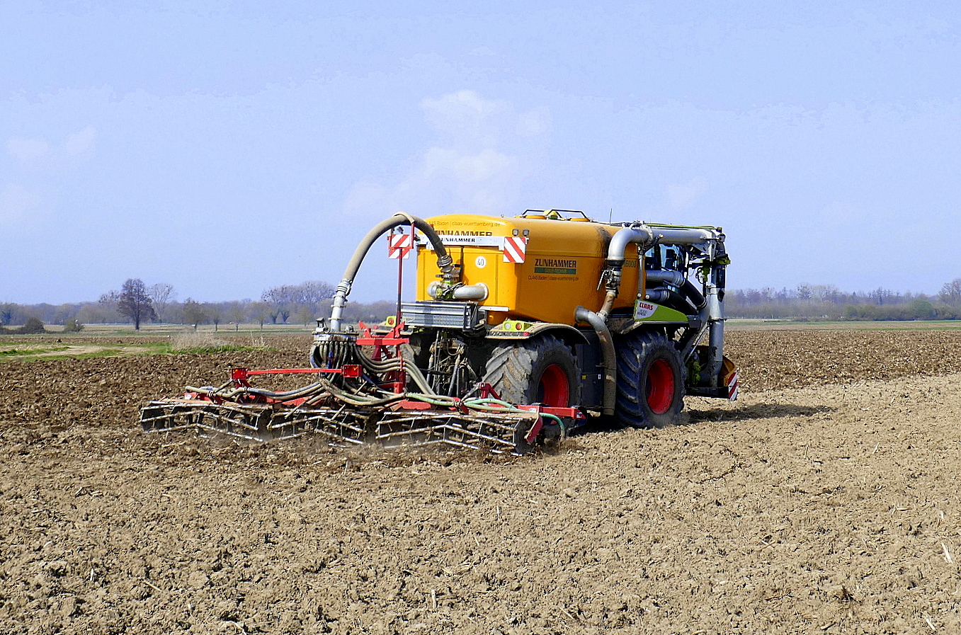 Zuni-X-Trac beim Ausbringen und Einarbeiten der G�lle auf dem Acker, April 2026