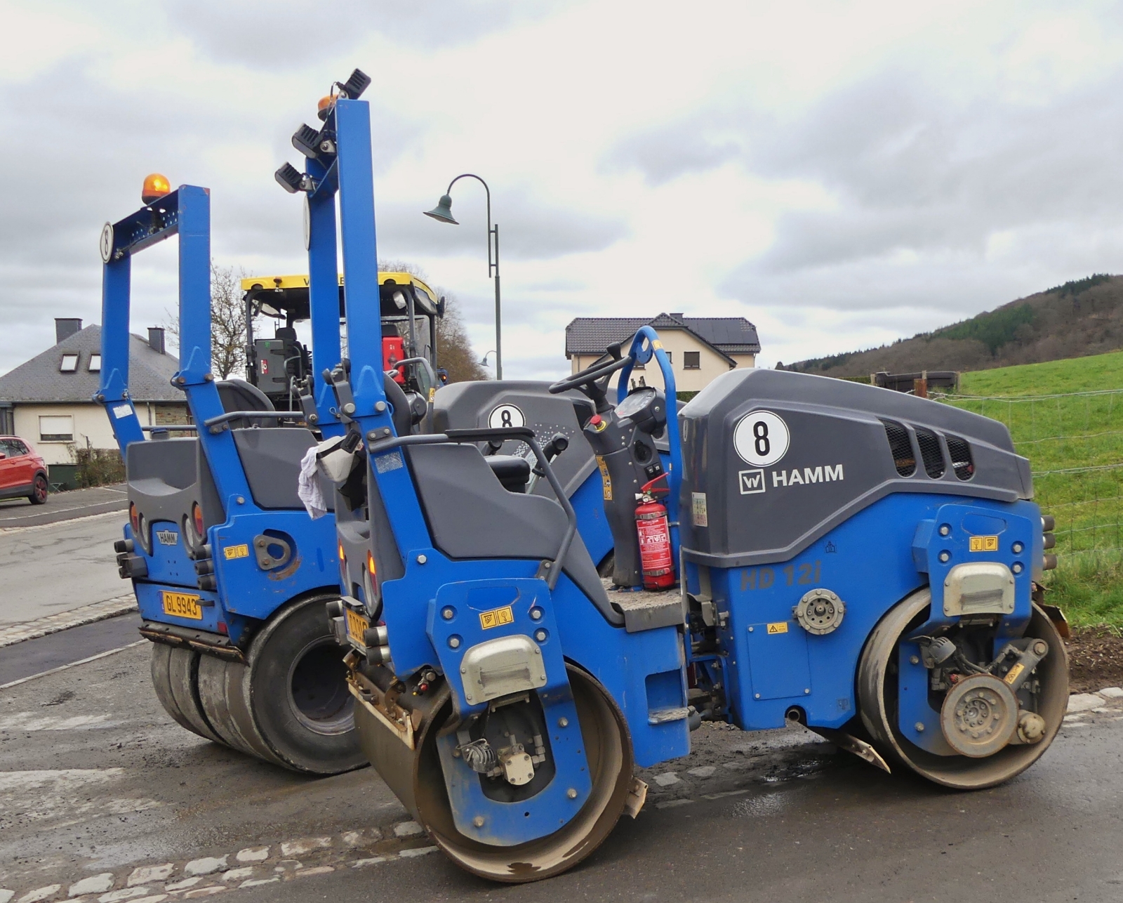  Zwei Hamm Walzenz�ge stehen f�r ihren Einsatz an der Stra�enbaustelle bereit. 03.2026