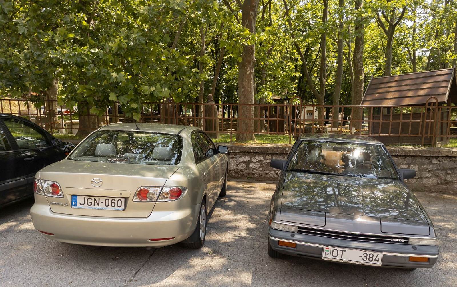 Zwei Mazda Autos: Mazda 6 Mk1 (Rückansicht) und Mazda 929 Hb Coupé. Foto: 07.2022