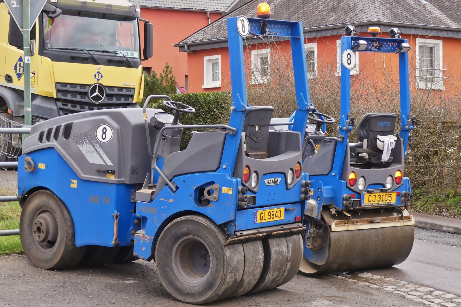 Zwei Walzen stehen f�r den Einsatz bereit. 03.2026