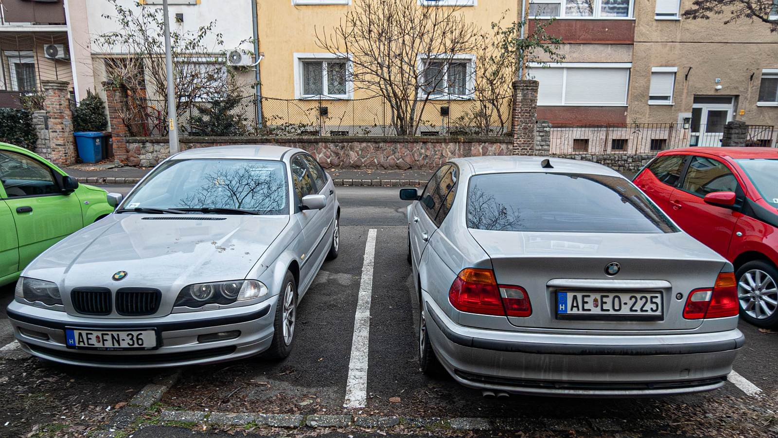 Zweimal BMW 3 E46, einmal von vorne, einmal von hinten fotografiert. Die e46 ist ein sehr beliebtes Hobbyauto in Ungarn, viele werden aus den westlichen EU L�nder importiert, wie diese auch. FOto: 02.2026