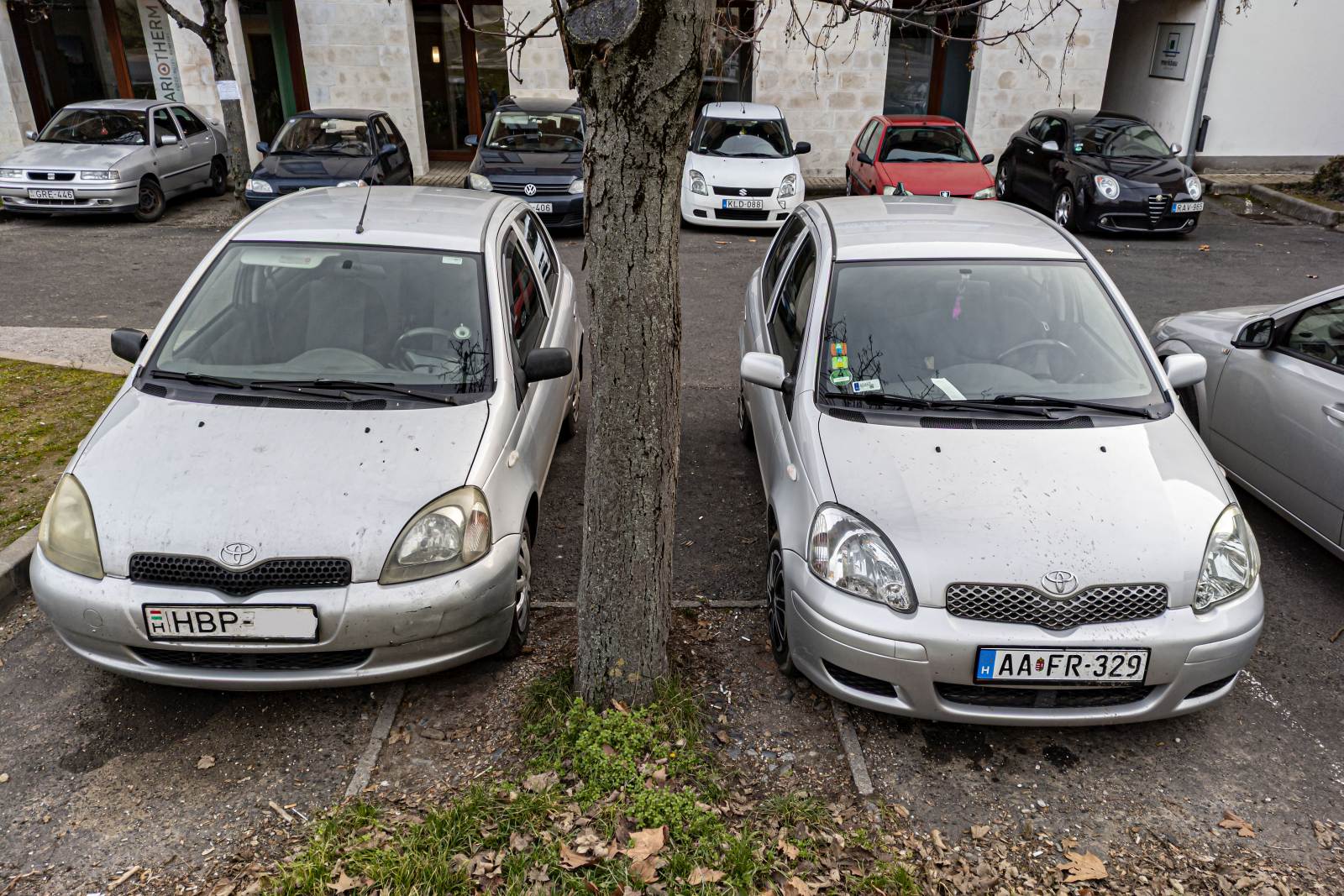 Zweimal Toyota Yaris. Links pre/Facelift, rechts post/Facelift. Foto: 01.2023