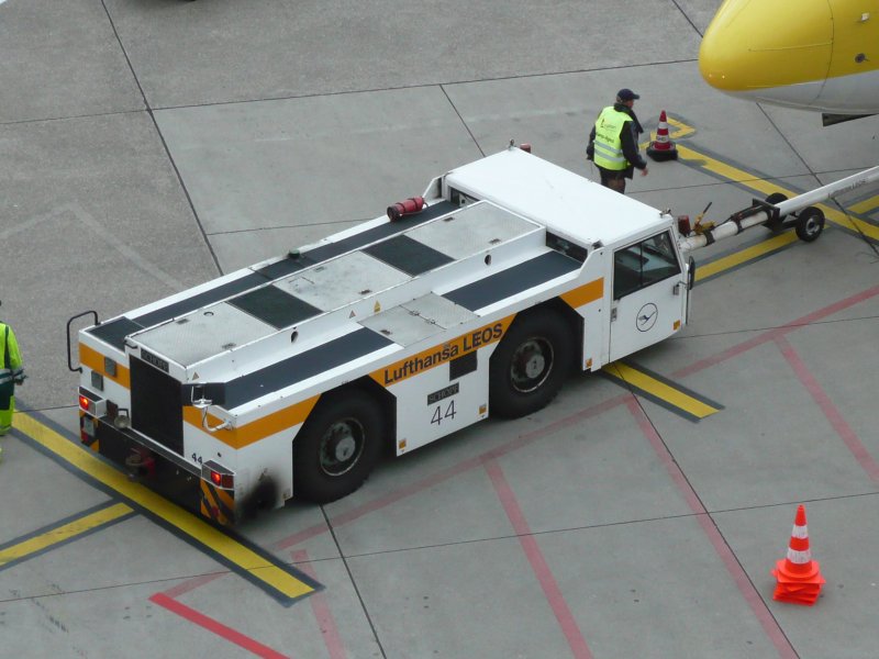 12.10.09,Flugzeugschlepper auf dem Flughafen Dsseldorf.