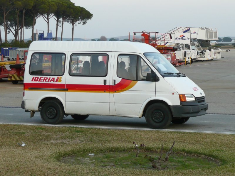 20.02.09,IBERIA-Servicefahrzeug auf dem Flughafen von Jerez/Spanien.