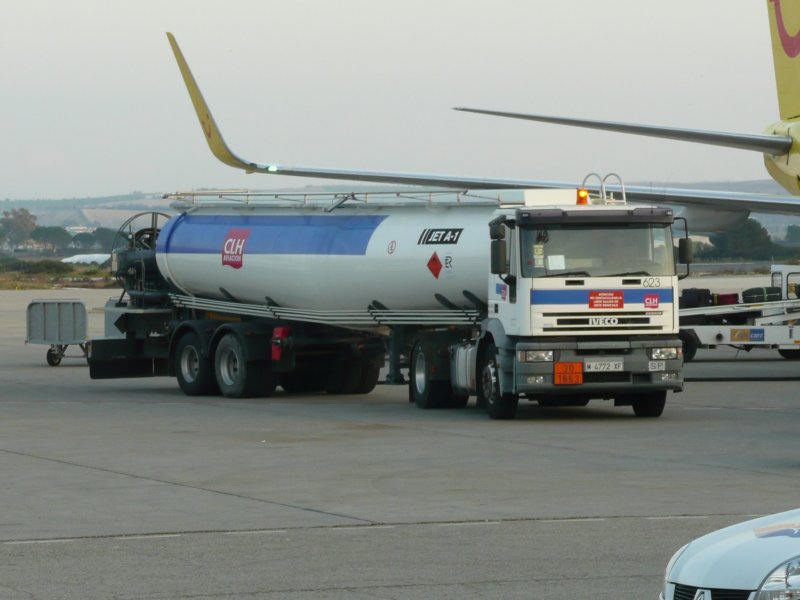 20.02.09,IVECO mit Tankauflieger auf dem Flughafen von Jerez de la Frontera in Andalusien/Spanien.