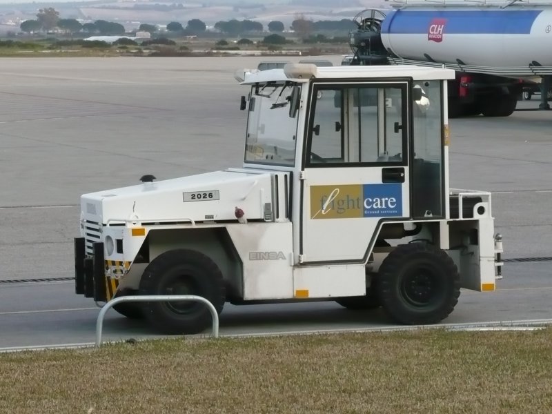 20.02.09,Schlepper auf dem Flughafen von Jerez/Spanien.