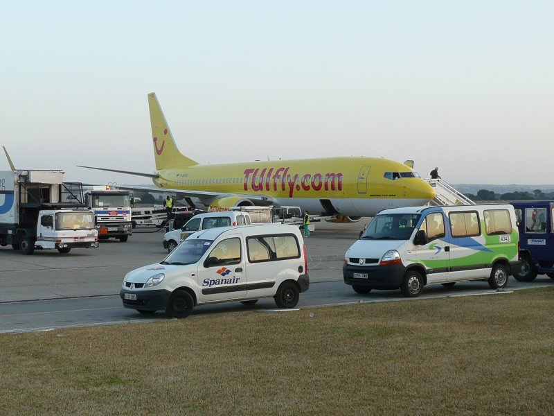 20.02.09,Servicefahrzeuge auf dem Flughafen von Jerez/Spanien.