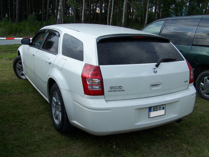 2005er Dodge Magnum.
Aufgenommen am 3.8.2007.