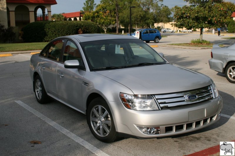 2008er Ford Taurus auf den Parkplatz vor unserem Hotel in Kissimmee bei Orlando in Florida / USA am 1. Oktober 2008.