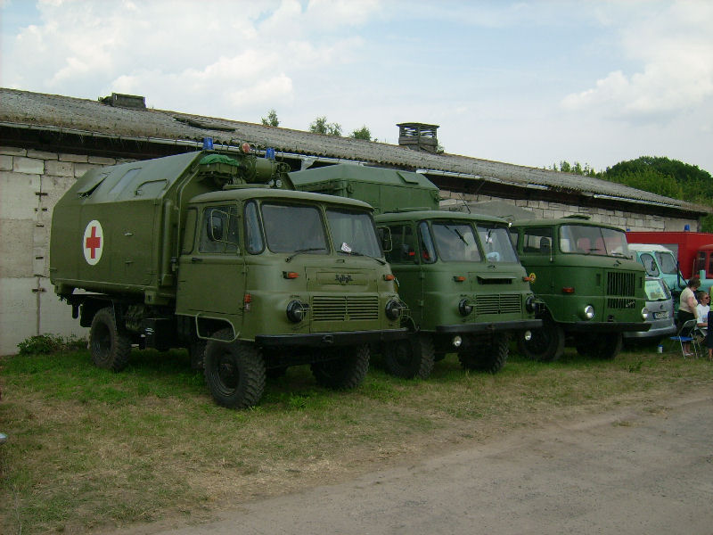 3NVA Fahrzeuge nebeneinander aufgestellt beim Schleppertreffen in Rottelsdorf. Robur LO mit LAKI und Schmetterlingskoffer sowie ein W50L