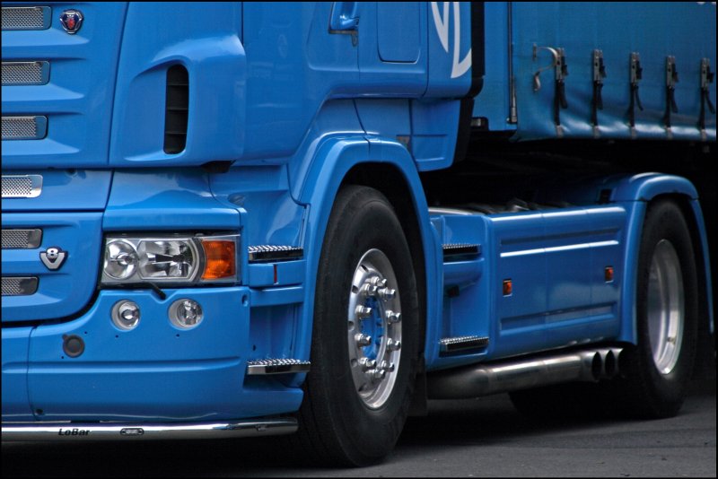 \8/ Logo und die Sidepipe! Die Sidepipe ist ein hingucker, macht aber noch keinen  brummigen  Sound;-) Soviel ich wei wird der Abgasschaldmpfer entfernt oder umgagen und dadurch wird der Sound richtig laut. Ist zwar nicht erlaubt, aber naja^^ So eine Sidepipe wrde mir in klein irgentwie auch am Auto gefallen :-P
