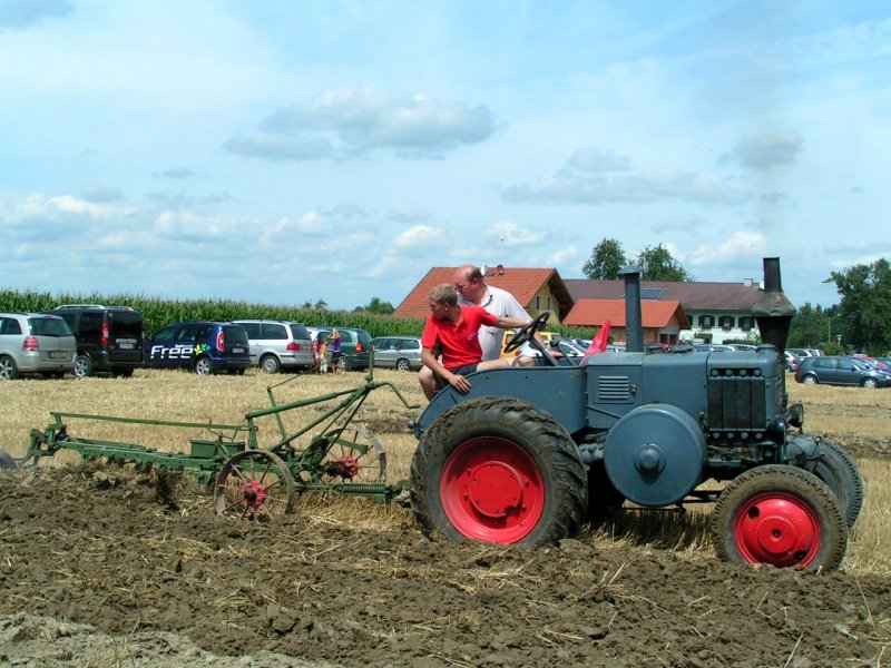 Ackerfurche um Ackerfurche zieht LANZ-BULLDOG mit dem nostalgischen Pflug; 080811