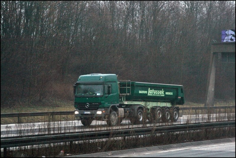 Actros 2041 von Latussek Baustoffe aus Herdecke ist in Richtung Hagen-Hohenlimburg unterwegs. (20.02.2009)

