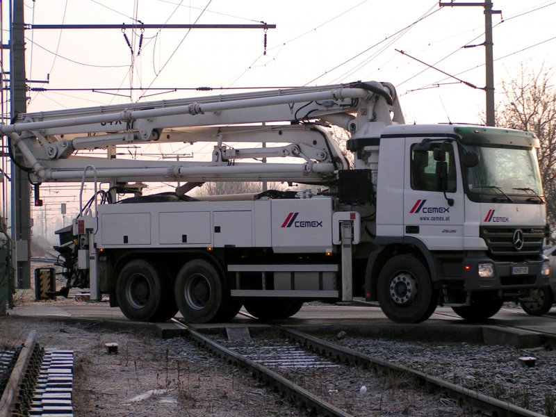 ACTROS-2635 Beton-Pumpenwagen quert den Bahnbergang bei Bruck an der Leitha, 081210