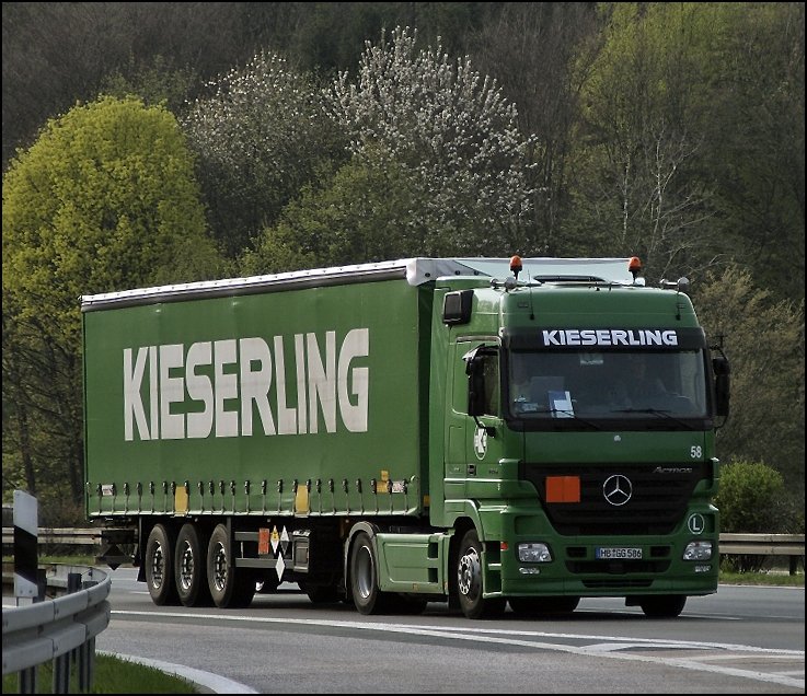 Actros MP2 1844 von KIESERLING ist bei Ldenscheid unterwegs. Laut Gefahrnzahl und UN-Nummer 78_2977 werden Radioaktive Stoffe, Uraniumhexafluorid, spaltbar transportiert. (14.04.2009)