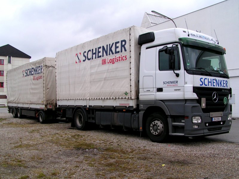 ACTROS1841 der Schenker DB-Logistics steht mit einem Jumbo-Hnger zur Beladnung am Messeglnde in Ried i.I. bereit;090429