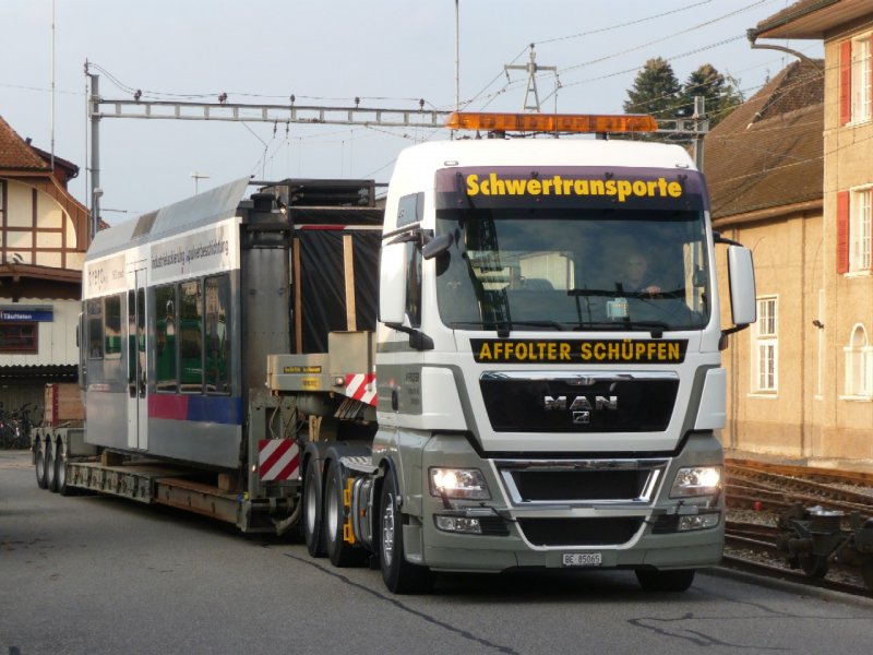 Affolter Transport Schüpfen mit dem MAN TGX 33 680  BE 85065 mit beladenen Tiefgänger unterwegs in Täuffelen am 30.09.2008