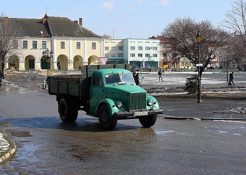 Alte GAZ fotografiert in Zhovkva, Ukraine am 24-03-2008.