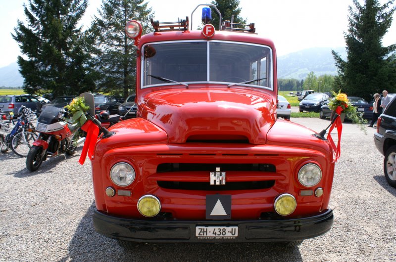 Altes Feuerwehrauto aufgenommen im Mai 2007 am Flugplatz Lachen.