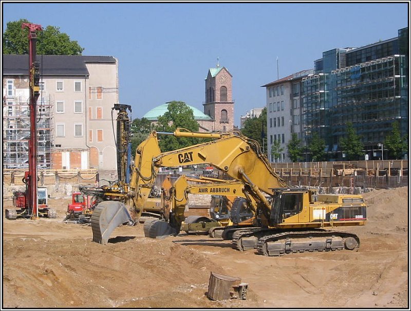 Am 02.08.2003 ruhten sich zahlreiche Bagger aus auf der gleichen  Grobaustelle am Rande der Karlsruher Innenstadt wie auf dem vorherigen Bild. 