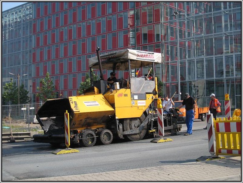 Am 08.06.2008 (ein Sonntag) fanden im Dsseldorfer Medienhafen Asphaltarbeiten statt. Dabei war auch dieser Asphaltverdichter des Herstellers ABG (Allgemeine Baumaschinen-Gesellschaft mbH) im Einsatz.
