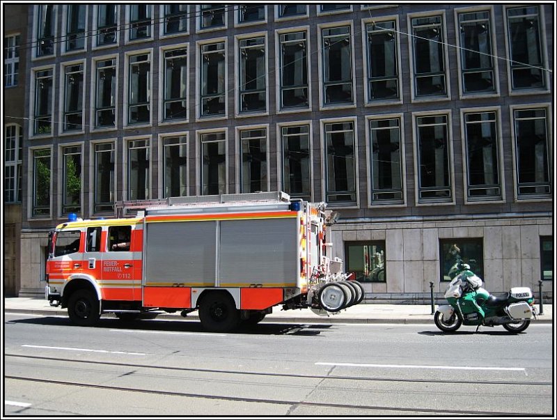 Am 10.05.2008 stand ein kompletter Lschzug der Dsseldorfer Berufsfeuerwehr im Dsseldorfer  Bankenviertel . Gebrannt hat da aber offenbar nichts, machte alles einen entspannten Eindruck. Hier im Bild ein Lschfahrzeug, dahinter noch ein Motorrad der Polizei.
