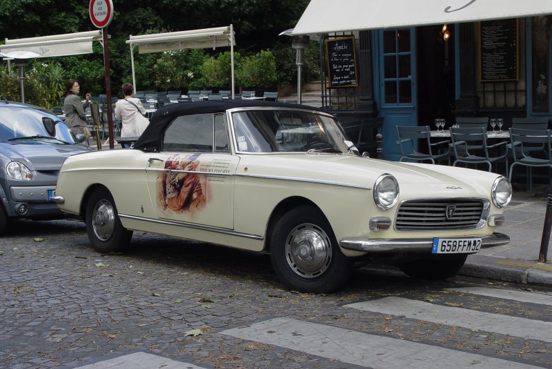 Am 17.07.2009 in Paris. Dort sah ich diesen Peugeot 404 dcapotable, abgestellt an einer Strassenecke in der Nhe der Rue de Rivoli