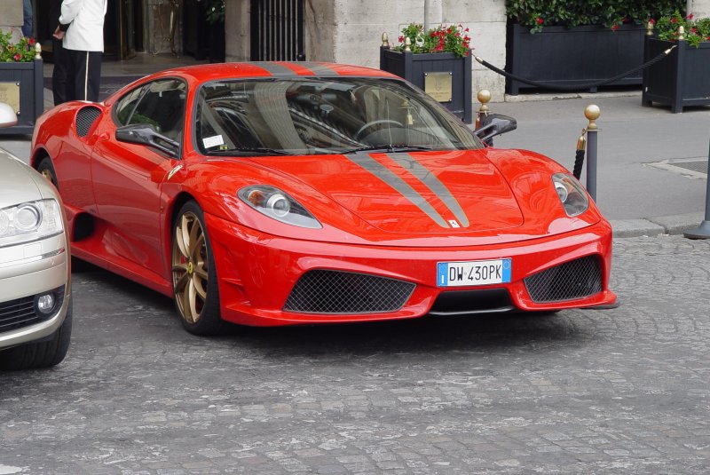 Am 19.07.2009 sah ich diesen Ferrari 430 Scuderia, der in Paris auf der Place de la Concorde geparkt war