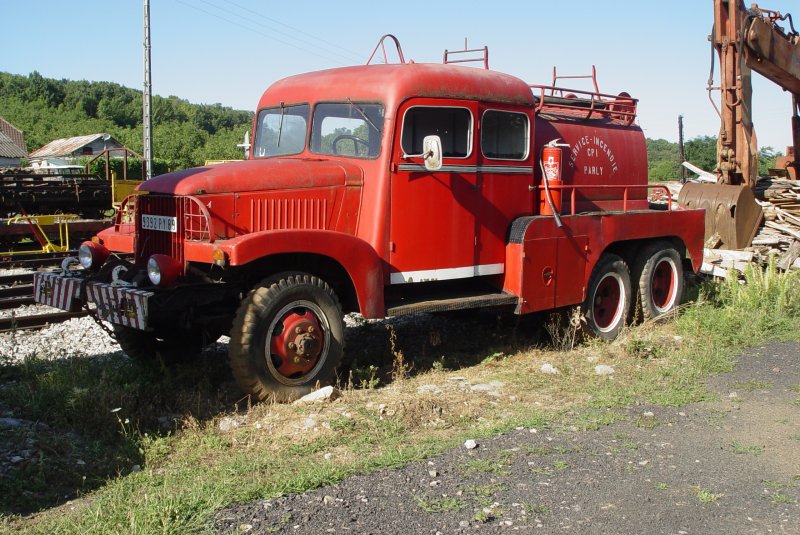 Am 25.07.2009 stand dieses ehemalige Feuerwehrfahrzeug der Gemeinde von Parly, im Grossraum von Paris, am Bahnhof von Martel im Dpartement Lot in Frankreich