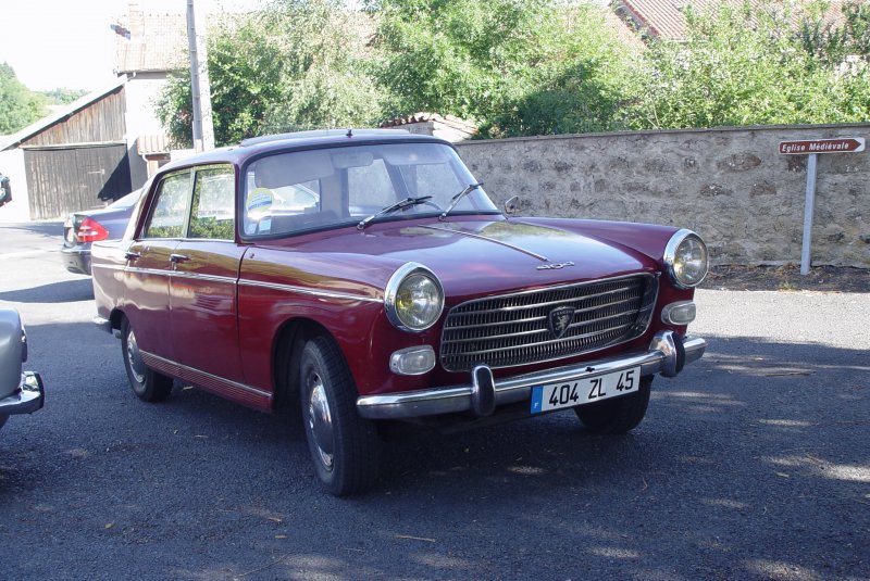 Am 26.07.2009 in der Auvergne fand in einer Gaststtte ein Treffen von Freunden alter Fahrzeuge statt. Vor der Gaststtte war u. a. auch dieser gepflegte Peugeot 404 abgestellt. 