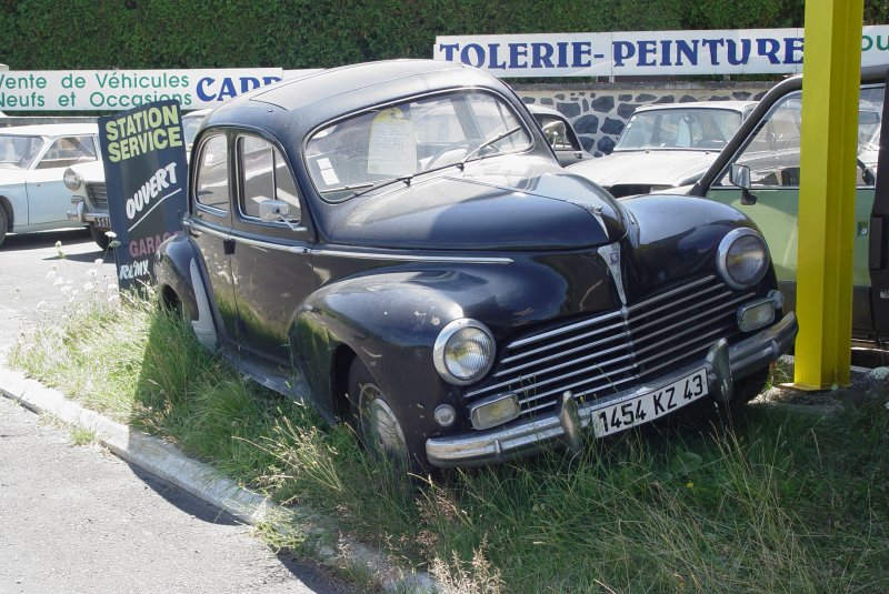 Am 26.07.2009 in der Auvergne in Frankreich. Eine eher unscheinbare Tankstelle und Garage, aber eine Menge Oldtimer zum Verkauf: u.a. dieser Peugeot 203 AI von 1954