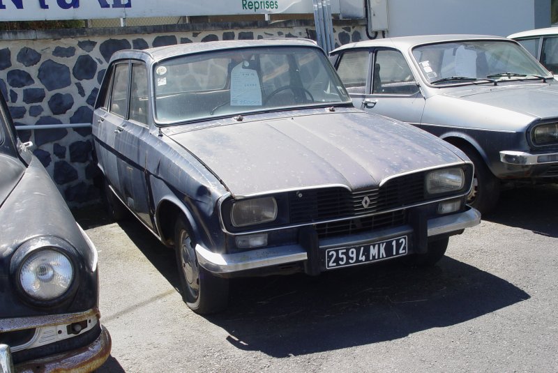 Am 26.07.2009 in der Auvergne in Frankreich. Eine eher unscheinbare Garage und Tankstelle, aber eine Menge Oldtimer zum Verkauf: u.a. dieser Renault R16 TL von 1975