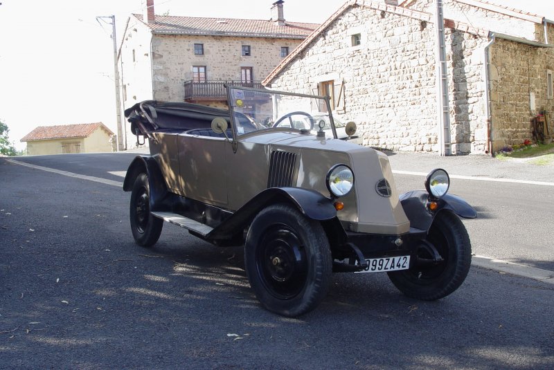 Am 26.07.2009 fand in einer Gaststtte in einem kleinen Ort in der Auvergne ein Treffen von Freunden alter Fahrzeuge statt. Vor der Gaststtte war u.a. auch dieser Renault von 1924 geparkt.