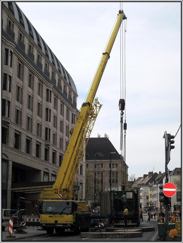 Am 27.04.2008 wurde in der Innenstadt von Düsseldorf ein Baukran beim Neubau des Hotels Breidenbacher Hof abgebaut. Dazu wurden zwei Liebherr-Autokrane der Firma HKV Schmitz + Partner GmbH eingesetzt. Hier im Bild ist einer zu sehen, es war der kleinere der beiden.