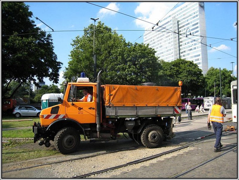 Am 27.06.2008 musste dieser Zweiwege-Unimog der Dsseldorfer Rheinbahn ausrcken, um einer am Jan-Wellem-Platz entgleisten historischen Tram zu helfen.