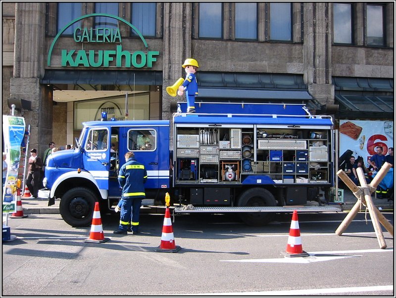 Am 30.09.2006 gab es bei dem Kaufhof-Kaufhusern in Dsseldorf eine Pomotion-Aktion fr THW-Plastik-Figuren, in die auch das echte THW einbezogen war. Hier im Bild eines der Fahrzeuge vor dem Kaufhof an der K. 