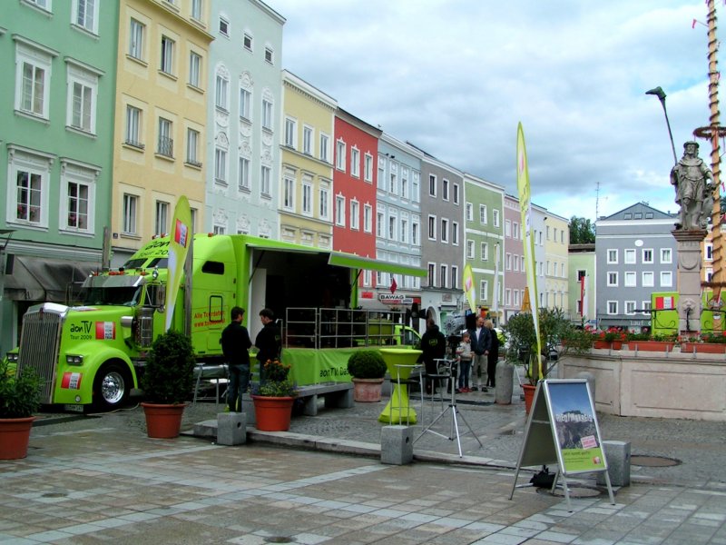 aonTV Truck-Tour 2009 macht in Ried i.I. am unteren Hauptplatz, nahe dem Dietmarbrunnen Halt; 090529