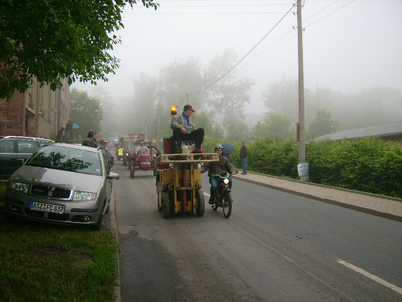 Auch ein Gabelstapler nahm beim Korso duch Grnhain anlsslich des 5. Oldtimer und Traktorentreffen des ADMV daran teil. Er hatte aber einen Trabant Motor eingepflanzt bekommen