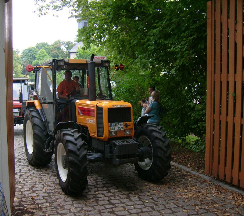 Auch dieser Renault Schlepper nimmt beim Korso um das Museum mit dran teil. Landwirtschaftsmuseum Blankenhain 2008