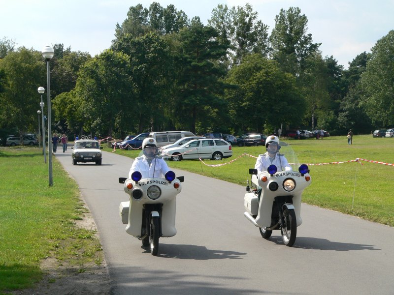 Auf dem Blaulichttreffen in Strausberg am 4.8.2007 durfte natrlich die Deutsche Volkspolizei nicht fehlen. Hier motorisiert mit MZ, dahinter fhrt ein Lada.