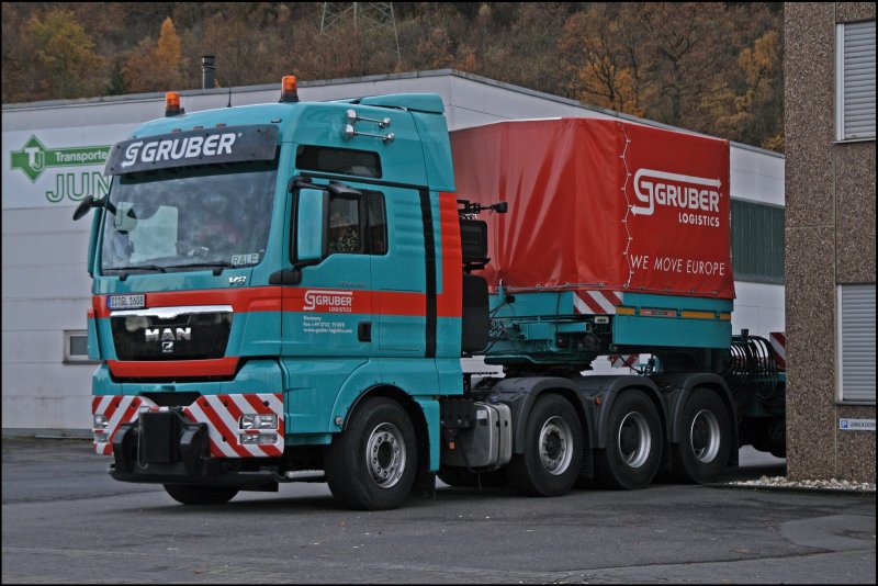 Auf dem Firmengelnde steht der neue MAN TGX 41.680. (02.11.2008 in Kreuztal)
