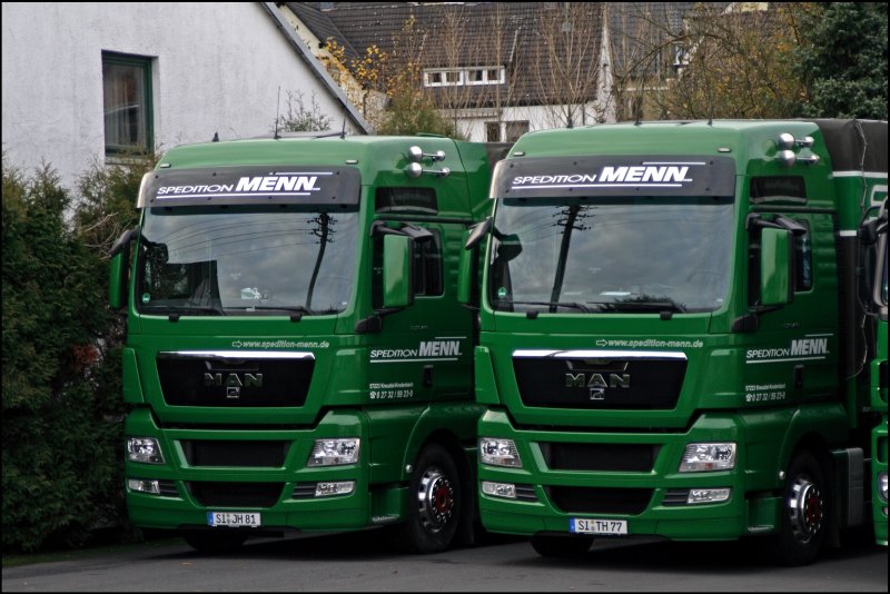 Auf dem Rckweg nach Kreuztal wurden noch bei der Spedition MENN zwei Aufnahmen angefertigt. Im Bild stehen zwei MAN TGX 18.480. (02.11.2008)