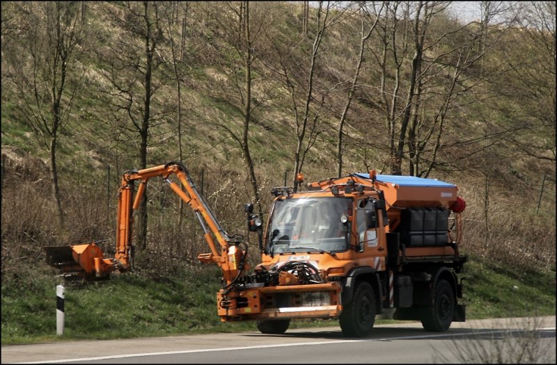 Auf dem Weg vom Lagerplatz in Ldenscheid zur Lennetalbrcke beim AK Hagen konnte der U500 bei der Freilegung von Abwassermulden abgelichtet werden. Diese Arbeiten werden oft im Frhjahr ausgefhrt... (08.04.2009)
