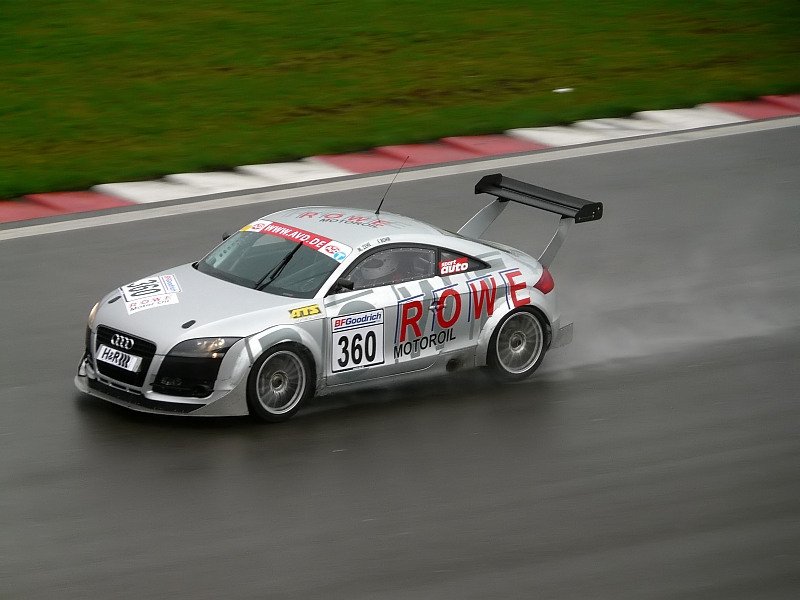 Auf regennasser Piste setzt dieser Audi TT zum Angriff an. Das Bild stammt vom 18.04.2009