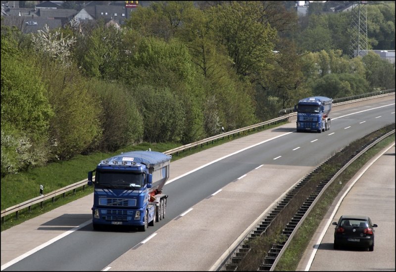 AUGST BAUSTOFFE: Ein VOLVO FH und ein VOLVO FH12 sind gemeinsam in Richtung Hagen unterwegs...
